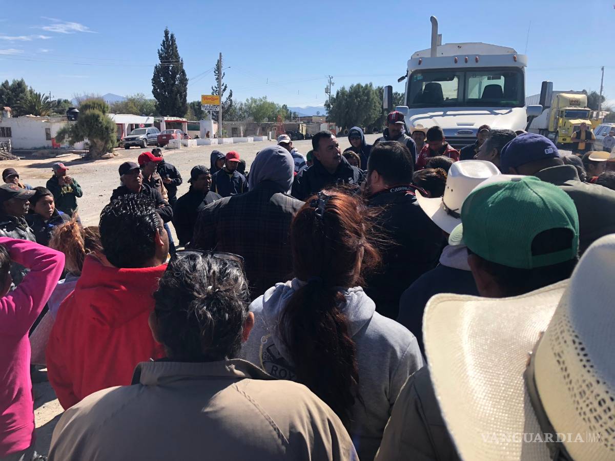 $!Caos por 6 horas en autopista de Coahuila; 200 campesinos bloquean vías para exigir cierre de basurero tóxico