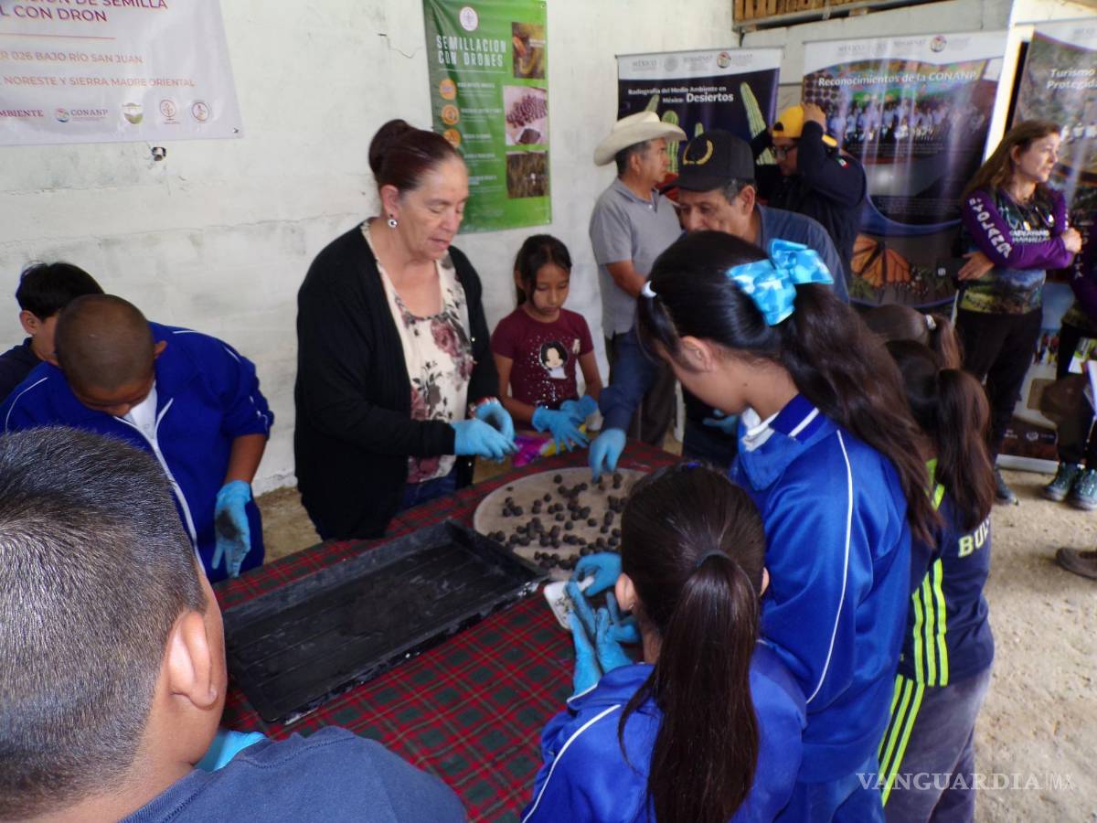 $!Los alumnos de la primaria de la comunidad rural participaron en la elaboración de las bolitas.