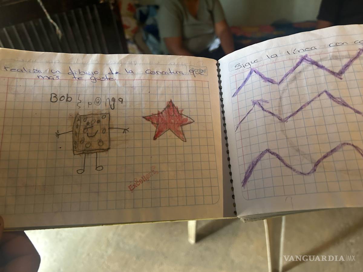 $!Emanuel muestra el cuaderno de la escuela de su hijo Anuel. En él hay un dibujo de Bob Esponja.