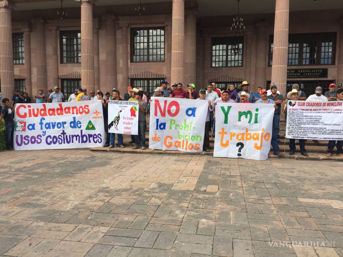 $!Productores de gallos se manifiestan ante el Congreso de Coahuila