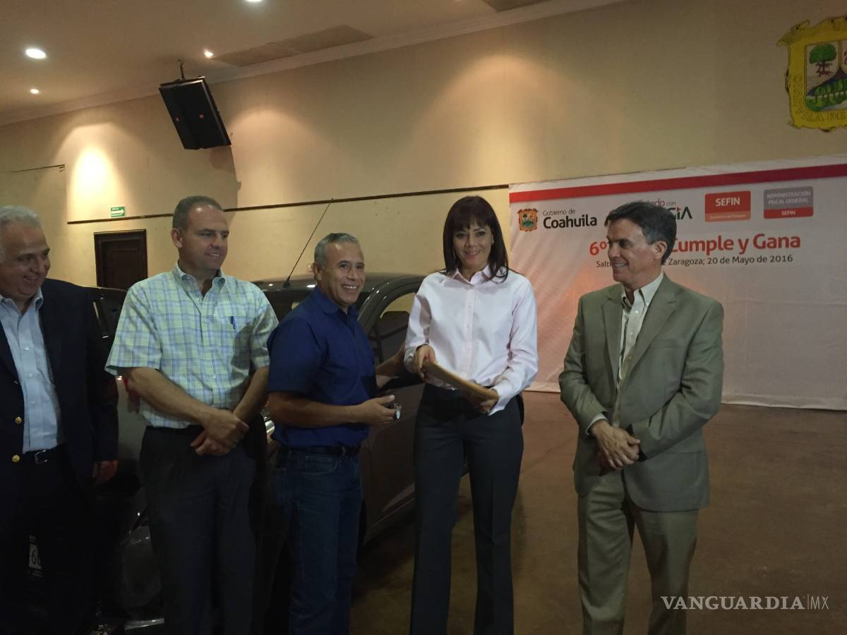 $!Entregan premios por pago puntual de tenencia en Coahuila