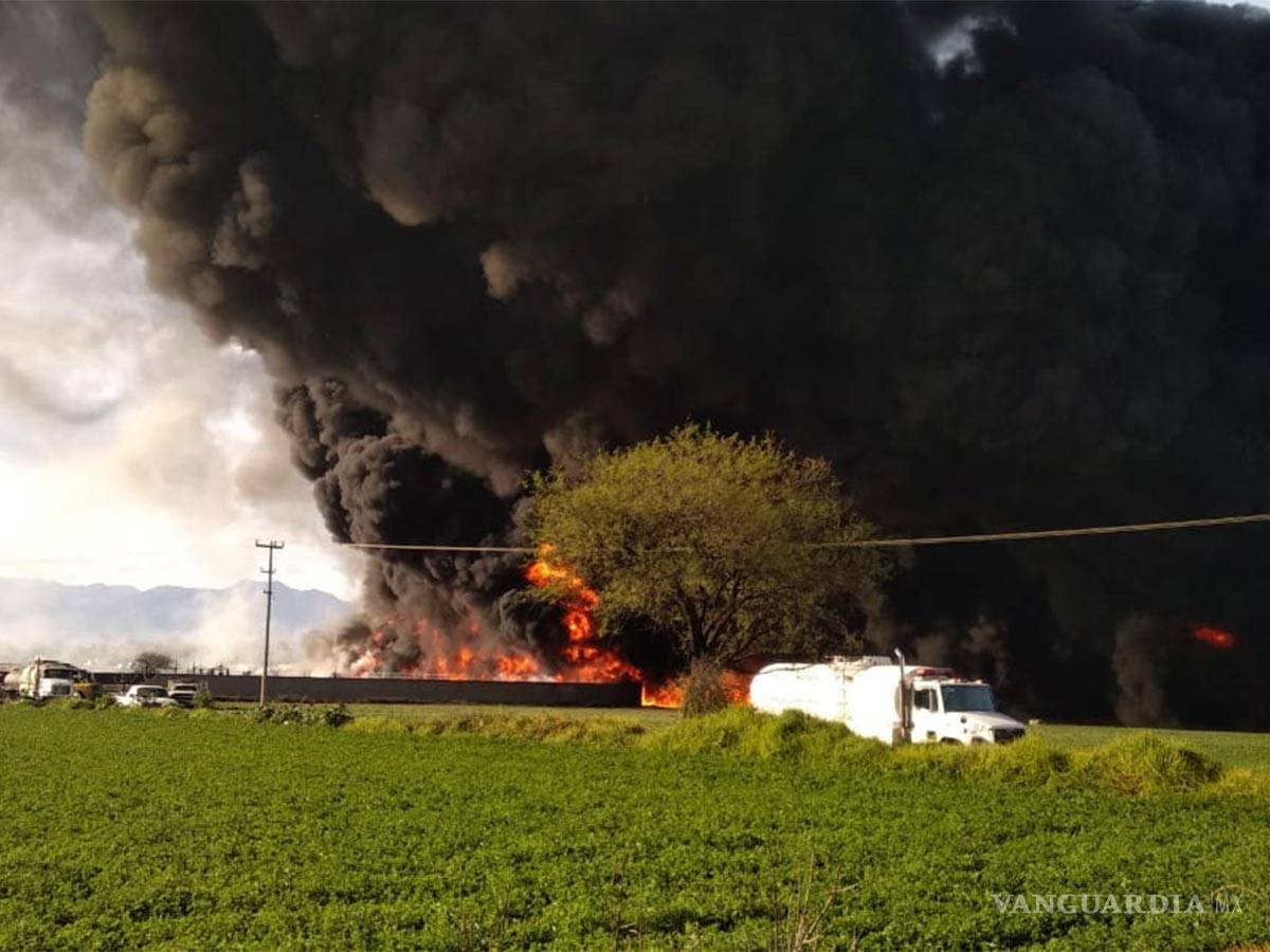 $!Desalojan a 200 personas por incendio en ducto de Pemex