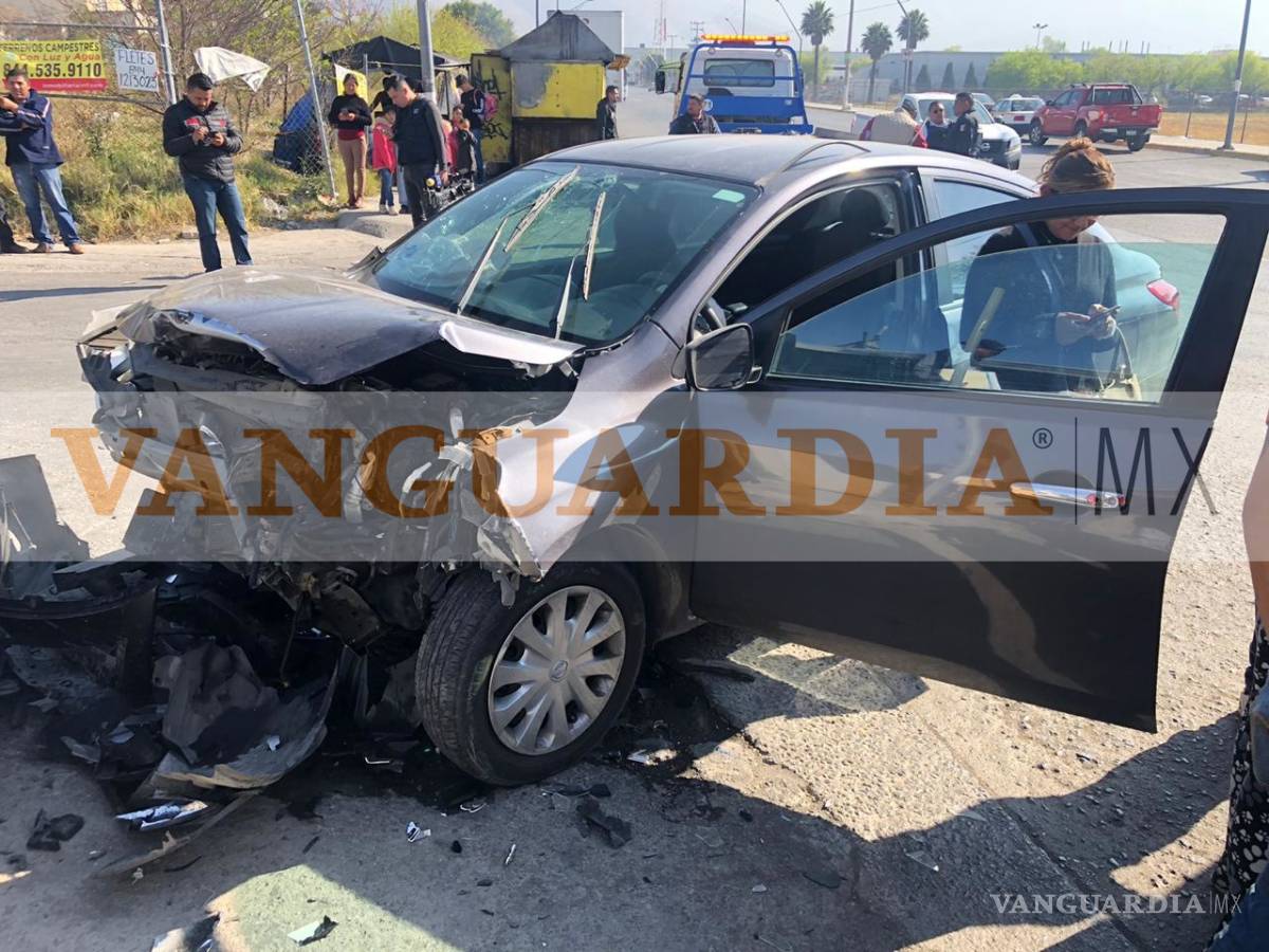 $!Choque en colonia de Saltillo deja 3 lesionados, entre ellos una embarazada