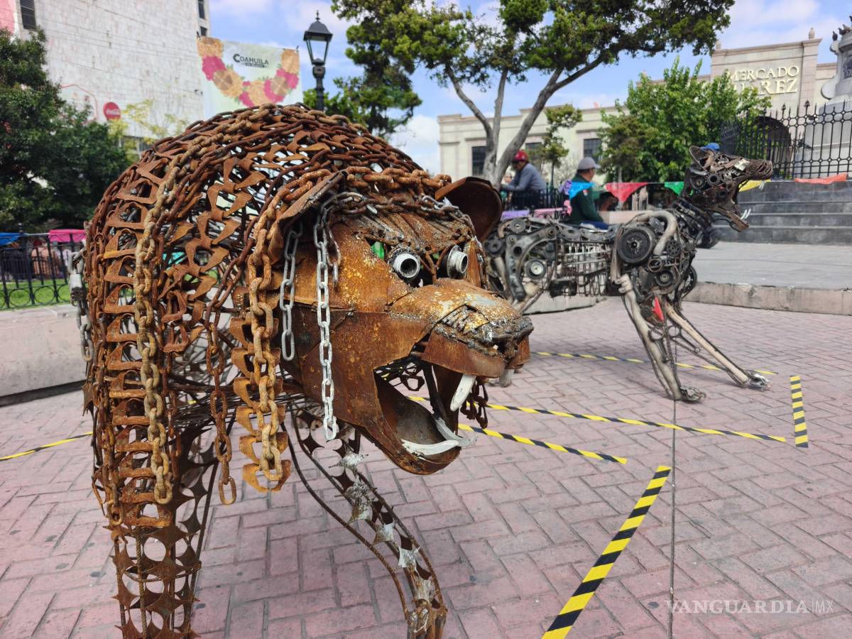 $!El arte de la escultura en metal llega a la Plaza Acuña con figuras de la fauna silvestre de Coahuila