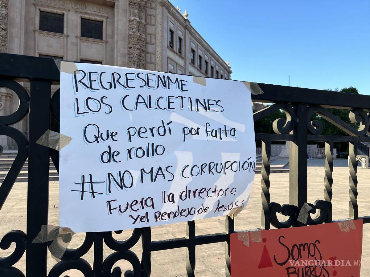 $!Diversas pancartas, colocadas sobre la reja de la fachada principal del ITS, dan cuenta de los reclamos de la comunidad estudiantil