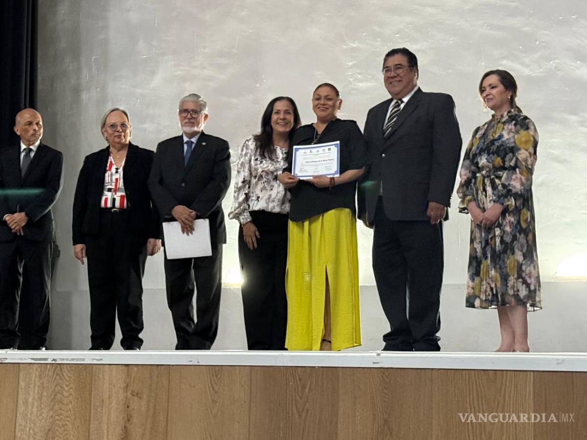 $!Alma Mireya de la Rosa Flores recibió reconocimiento por su trayectoria, consolidándose como una de las comunicadoras destacadas en el ámbito periodístico regional.