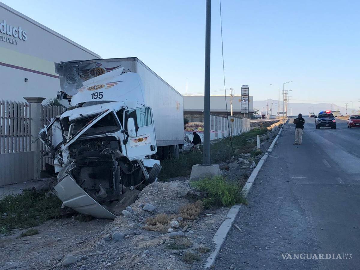 $!Trailero se debate entre la vida y la muerte luego de dormitar y chocar en Ramos, Coahuila