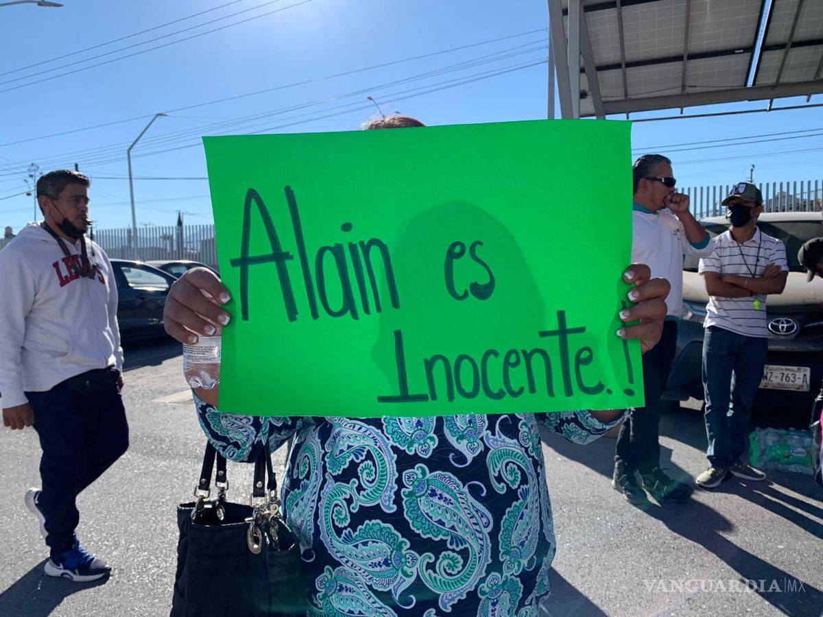 $!Una madre de familia del colegio se presentó en apoyo al docente, aseguró que en el colegio hay muchas cámaras que revelarán la verdad del caso.