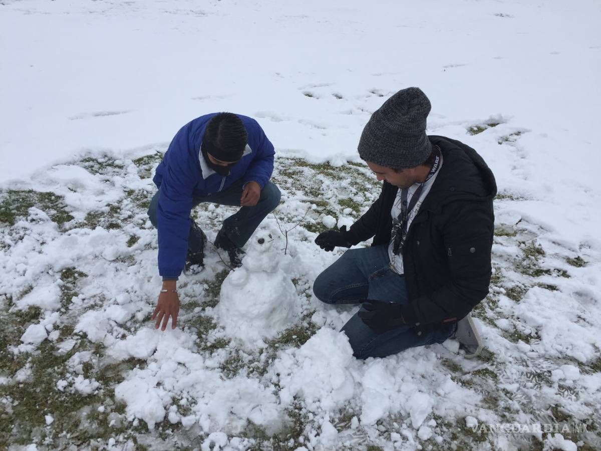 $!20 años después, vuelve a caer nieve en Torreón