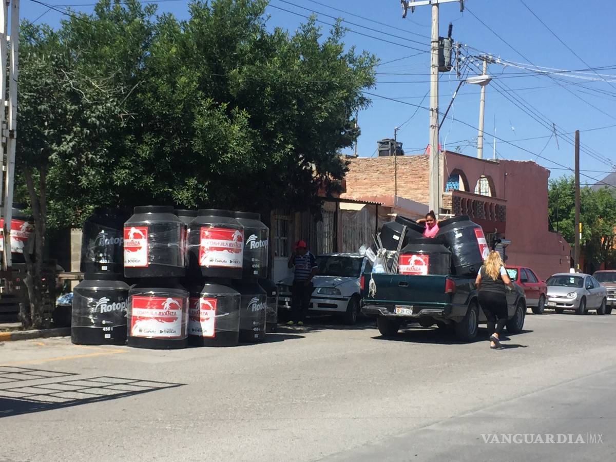 $!Condicionan trabajadores del Estado y lideresas entrega de tinacos en colonia de Saltillo; denuncian vecinos