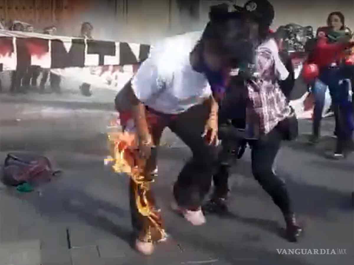 $!Dos mujeres encapuchadas casi se queman por lanzar bombas molotov en la marcha 8M