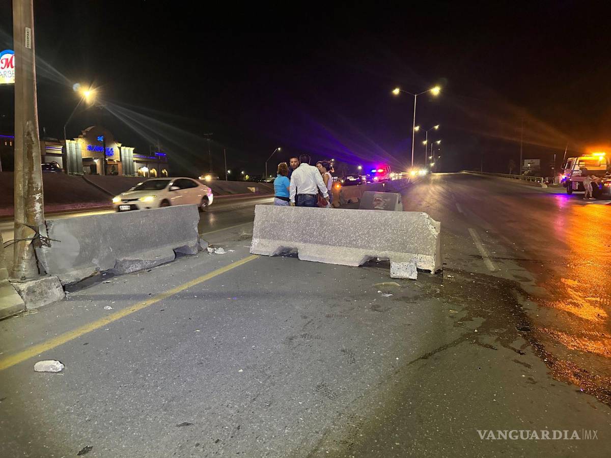 $!El percance vehicular ocurrió alrededor de las 23:00 hrs en el bulevar Los Fundadores, provocando el cierre parcial de la vialidad.