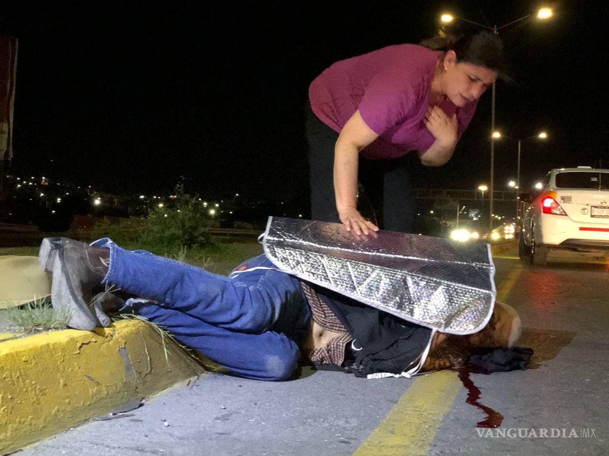 $!Una mujer cubrió al hombre.