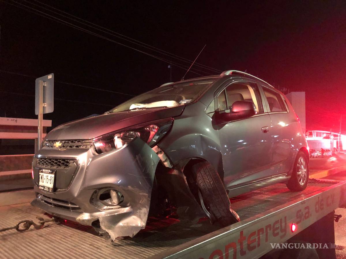 $!Vehículo le cierra el paso y se estrella contra luminaria en Saltillo