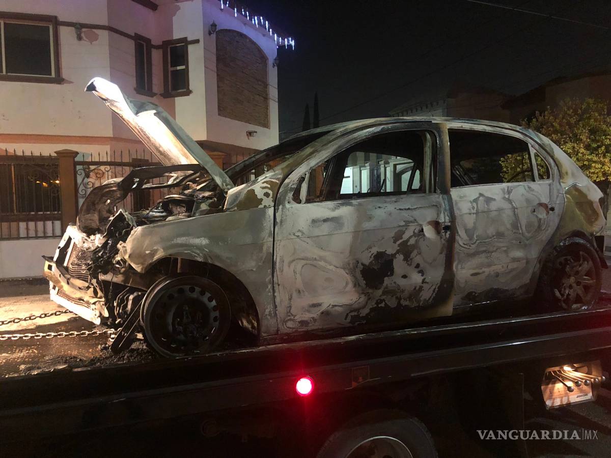 $!Lo chocan y se le incendia su carro en San Patricio, al norte de Saltillo