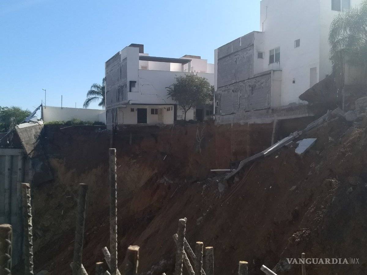 $!Derrumbe en casas de Monterrey deja una persona muerta, otra herida y una desaparecida