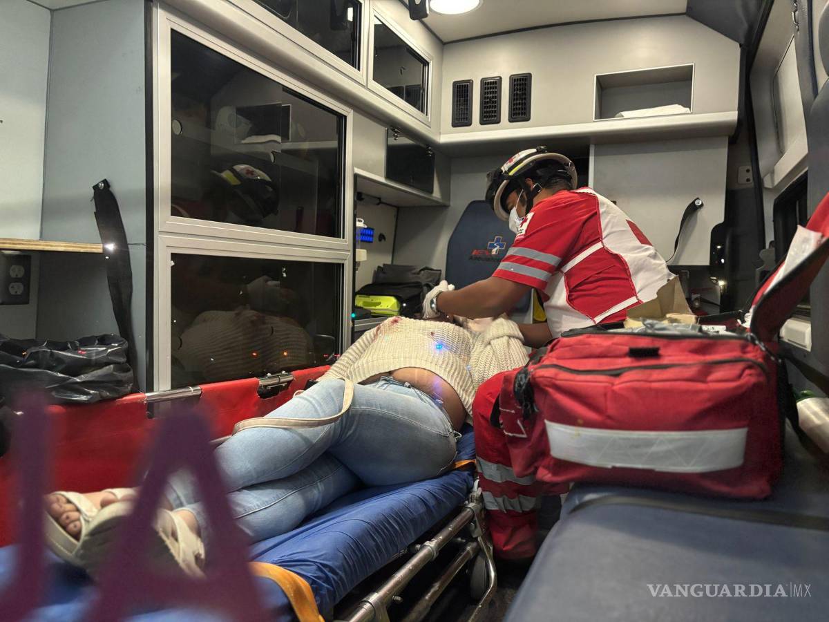 $!Paramédicos de la Cruz Roja atendieron a la joven, quien sufrió un golpe en la boca.