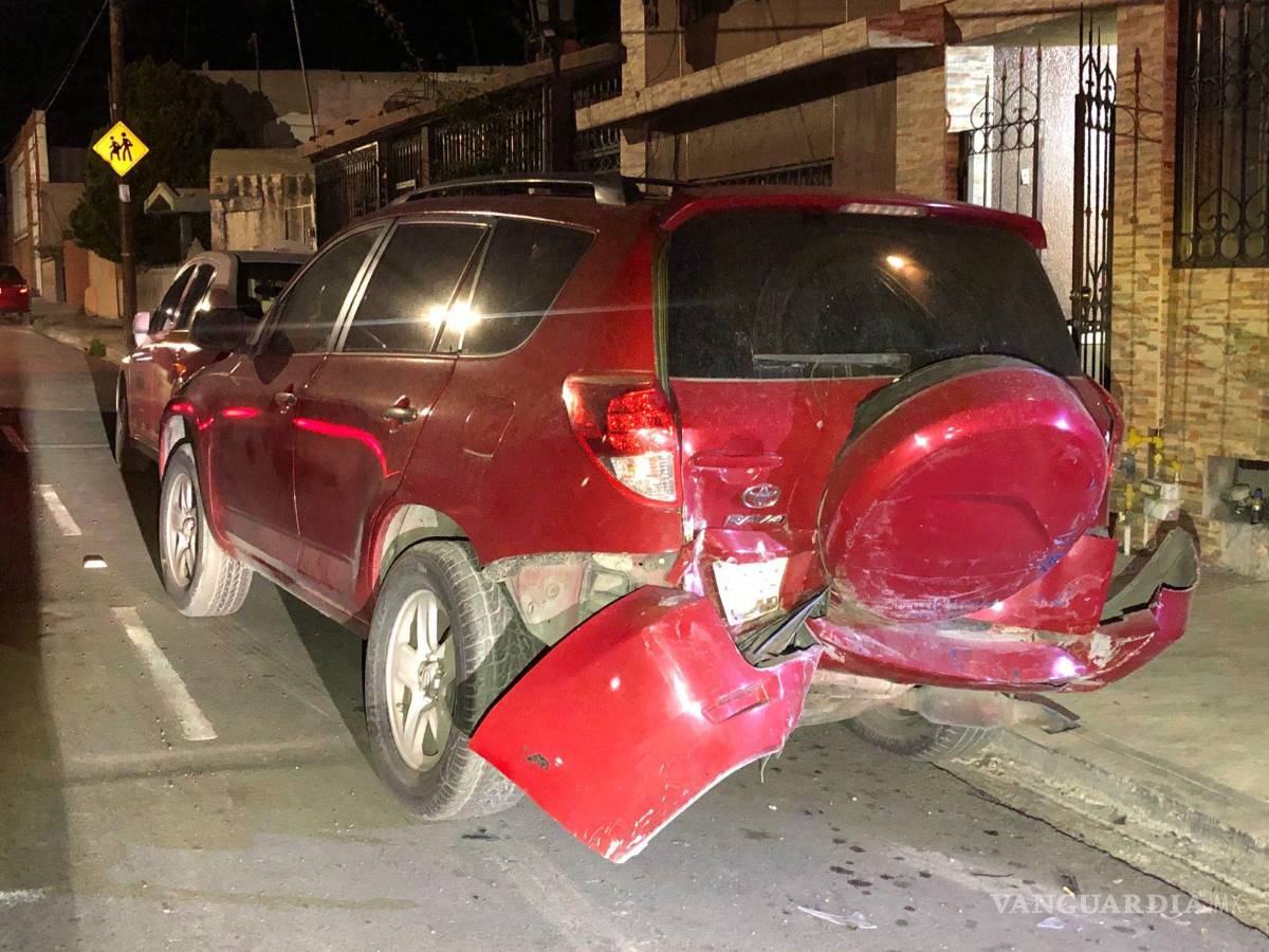 $!La camioneta de la marca Toyota que se encontraba estacionada a las afueras de un domicilio resultó afectada.