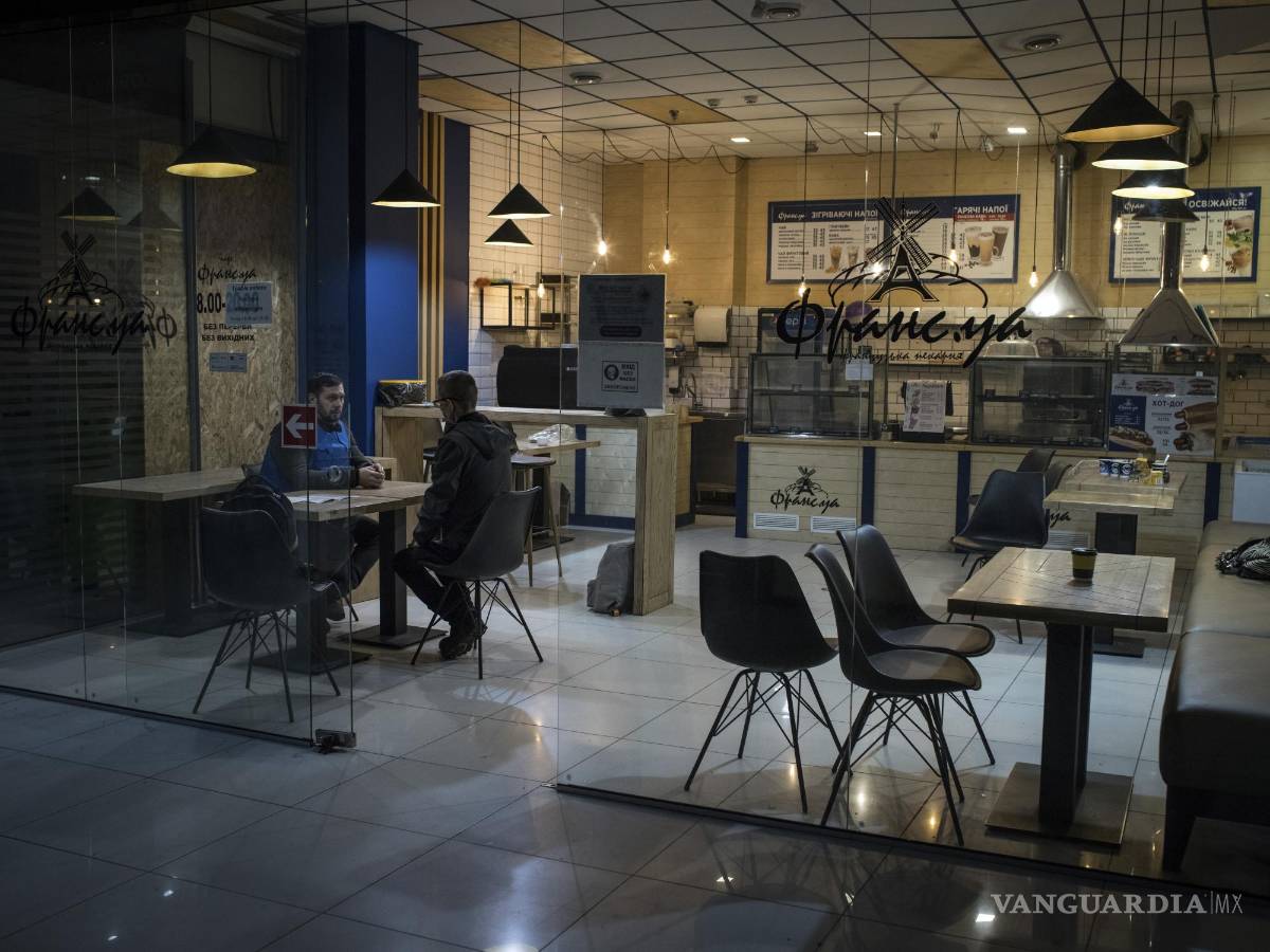 $!Andriy, a la derecha, un ex detenido por los rusos y amigo de algunos de los detenidos actuales, habla con un psicólogo después de dar testimonio a un fiscal sobre su experiencia, en Kherson el 9 de diciembre de 2022.