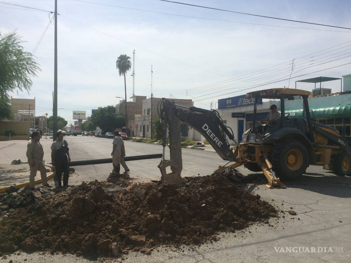 $!Simas Torreón repara con urgencia tramo de colector dañado
