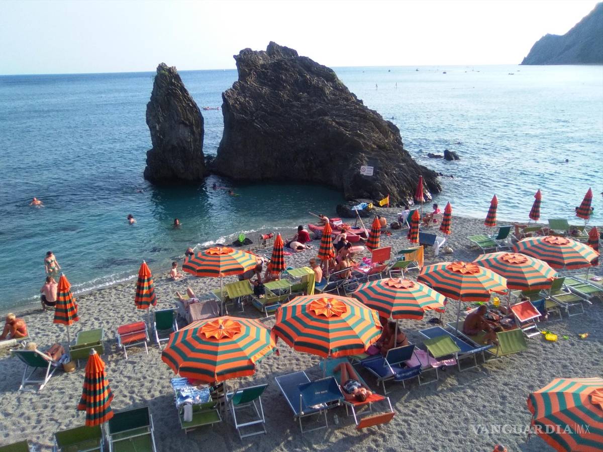 $!Monterosso al Mare, la más turística de mar y playa, de Cinque Terre, con su famoso pequeño promontorio que se asoma al mar.