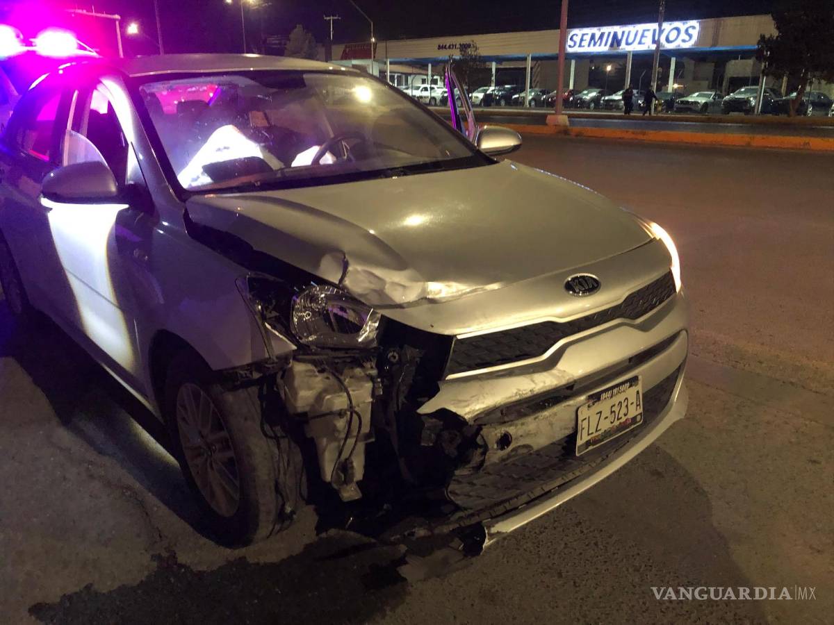 $!El auto terminó con el frente dañado.