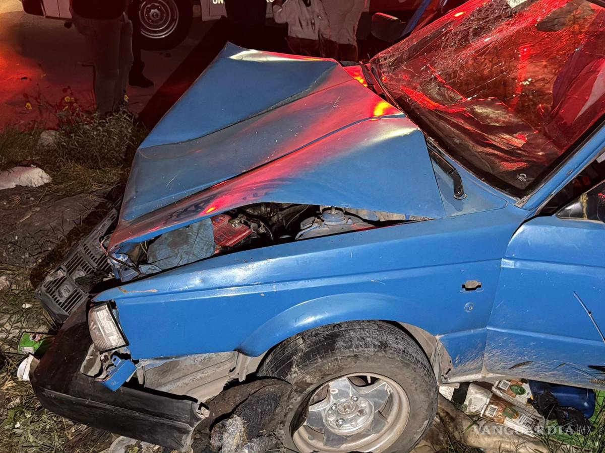 $!La unidad Nissan quedó con daños en la parte frontal tras el choque.