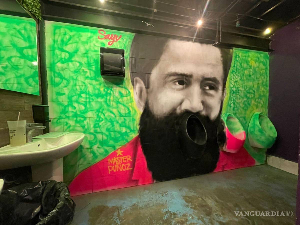 $!Carlos Muñoz ‘reaparece’ en mijitorios de popular bar de Monterrey, Nuevo León