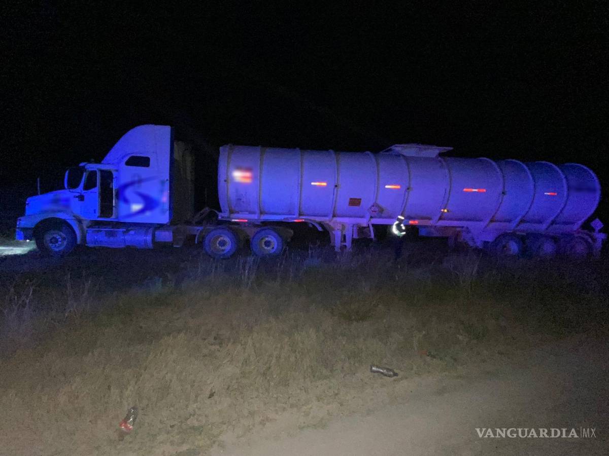 $!El tractocamión transportaba 48 mil litros de combustible, presumiblemente extraído ilegalmente de los ductos de Pemex.