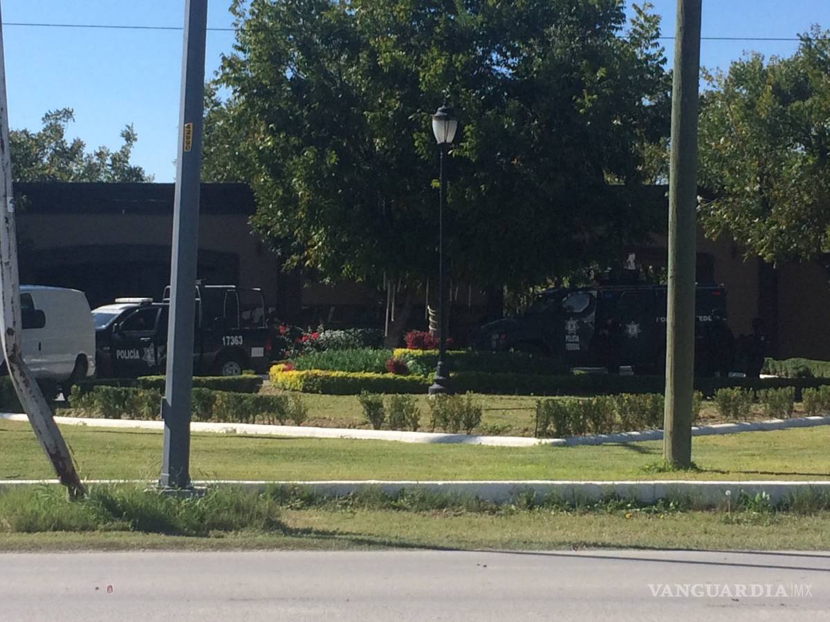 $!Catean federales residencia del dueño de la televisora RCG en Saltillo