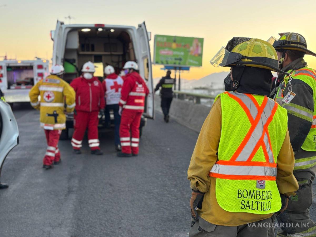 $!El accidente provocó el cierre total del puente por más de una hora, afectando la circulación en la zona.