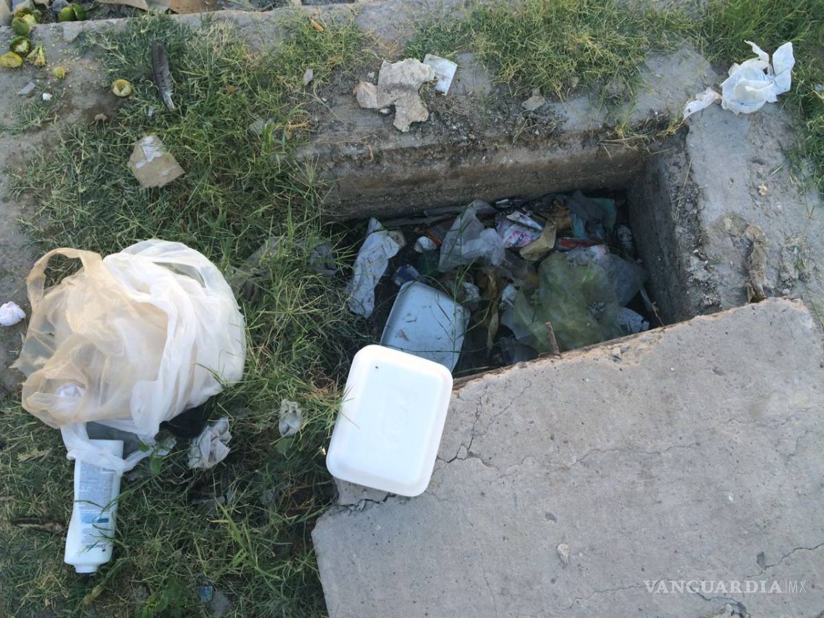 $!Nuevamente desazolvan redes sanitarias de los Manhattan en Torreón