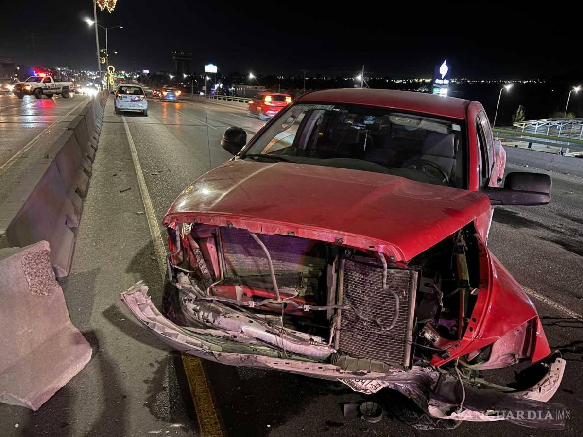 $!La camioneta RAM quedo severamente dañada tras impactar las ballenas en Fundadores.