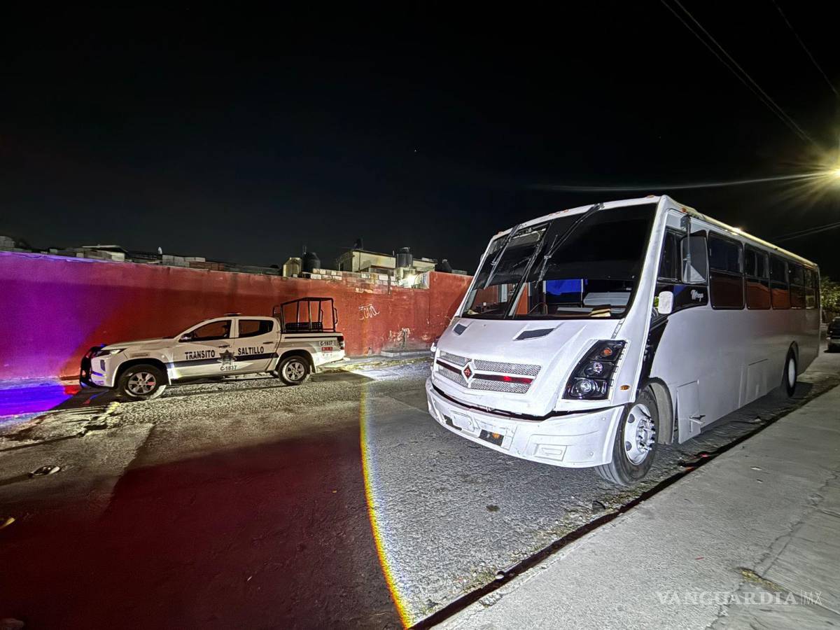 $!El camión de transporte de personal fue localizado abandonado en calles de la colonia Teresitas, con daños visibles en la parte frontal.