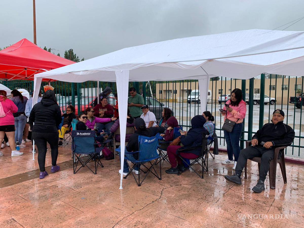 $!Reportan 25 personas que actualmente hacen fila.