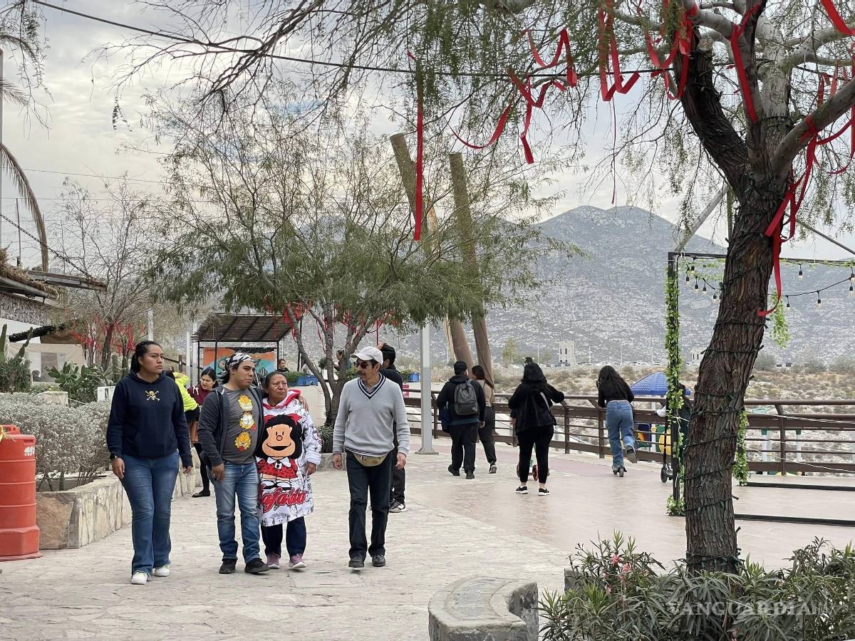$!Visitantes recorren el complejo turístico del Puerto Noas durante la temporada vacacional.