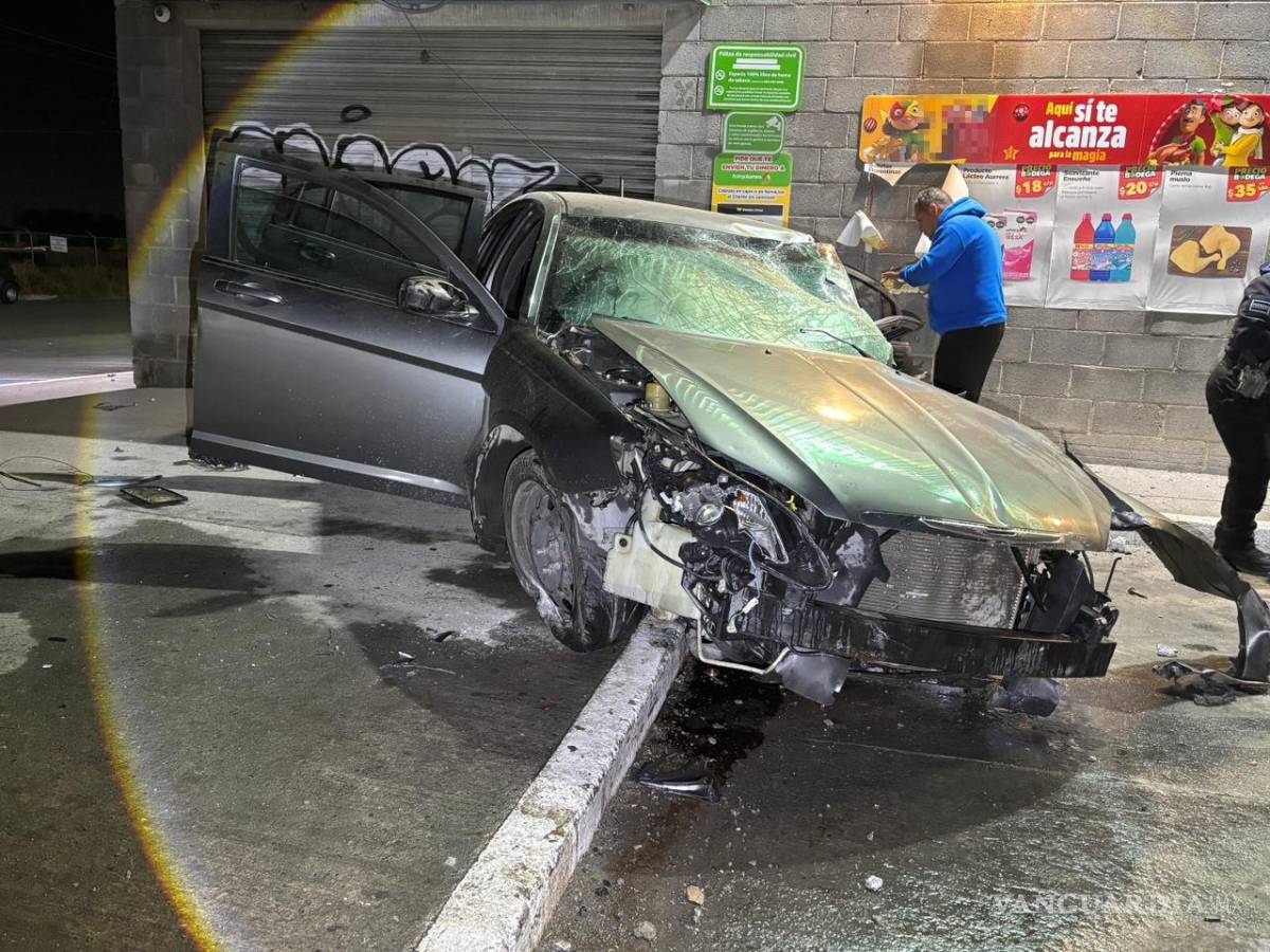 $!La unidad quedó destrozada en la parte frontal luego del impacto en la madrugada.