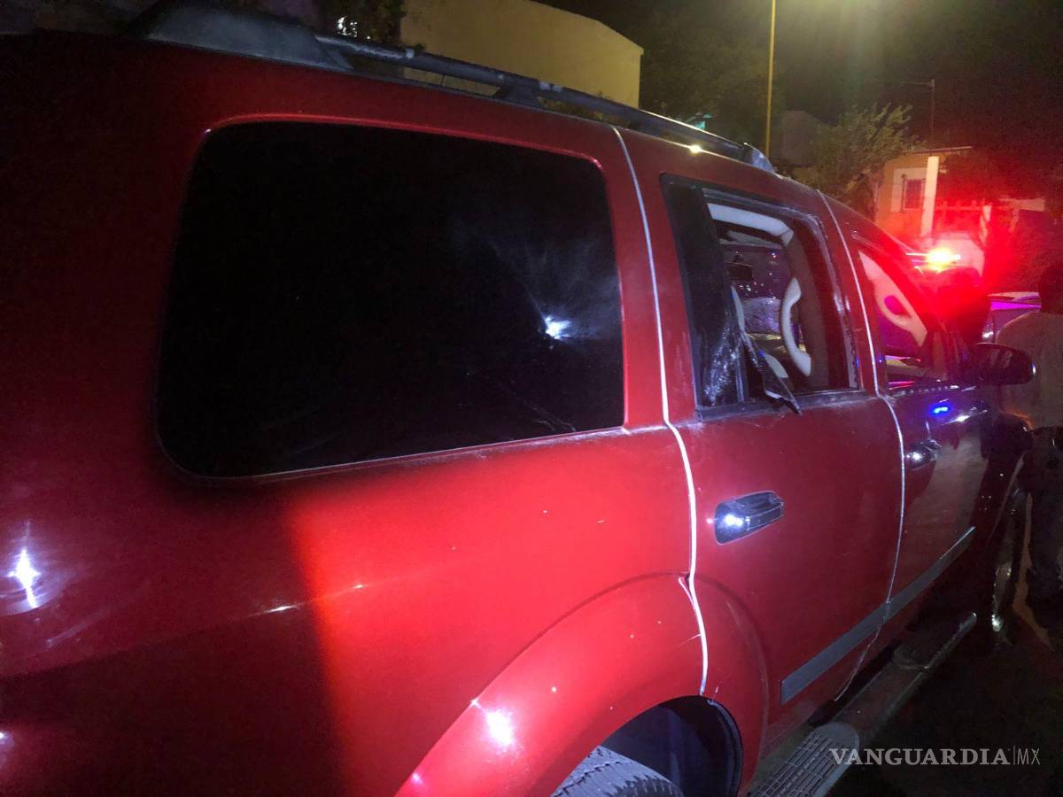 $!La camioneta modelo Durango presentaba daños en varias partes del chasis y cristales rotos.