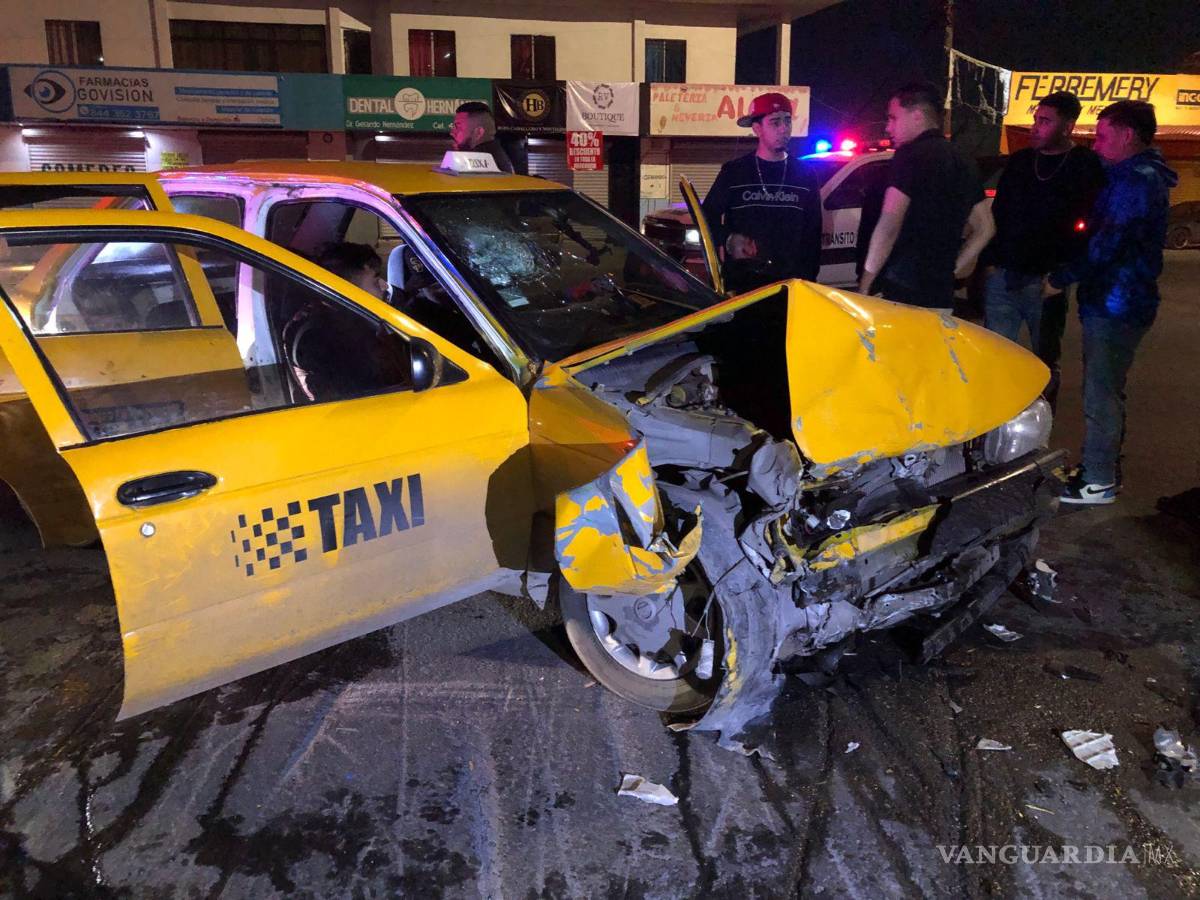 $!El vehículo responsable salió proyectado hacia la banqueta, mientras que el auto afectado quedó totalmente destruido en su parte delantera.