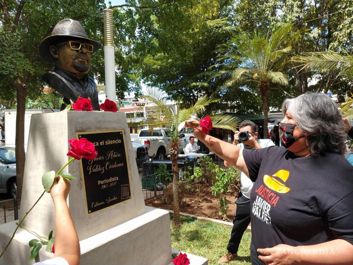 $!Develan busto en honor del periodista Javier Valdez.