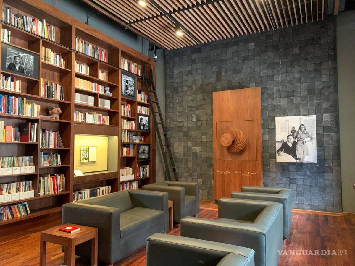 $!Las urnas con los restos del poeta Octavio Paz y su esposa, Marie José Tramini, fueron depositadas en uno de los salones de San Ildefonso.