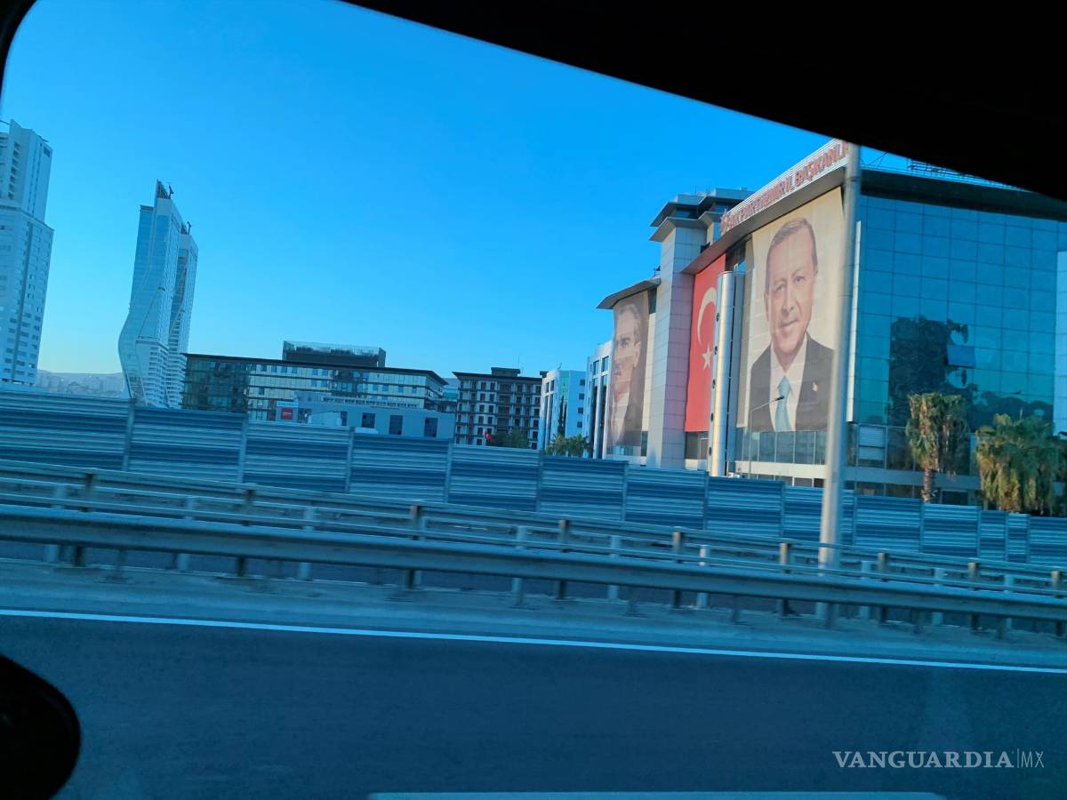 $!Un retrato gigante de Recep Tayyip Erdogan, presidente de Turquía, junto a uno del fundador del país, Mustafa Kemal Atatürk, en una de las avenidas de la ciudad. Esmirna es uno de los principales bastiones electorales socialdemócratas frente al islamista Erdogan que Gobierna con mayoría absoluta desde 2002. EFE/Antonio Sánchez Solís