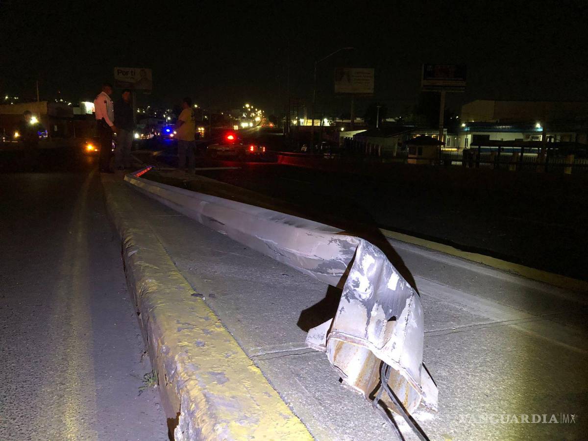 $!La farola fue desprendida desde la base.