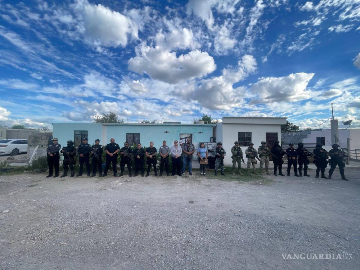 $!Efectivos de los tres órdenes de gobierno mantuvieron un perímetro de seguridad durante la ejecución del mandato judicial concedido por un juez de control.