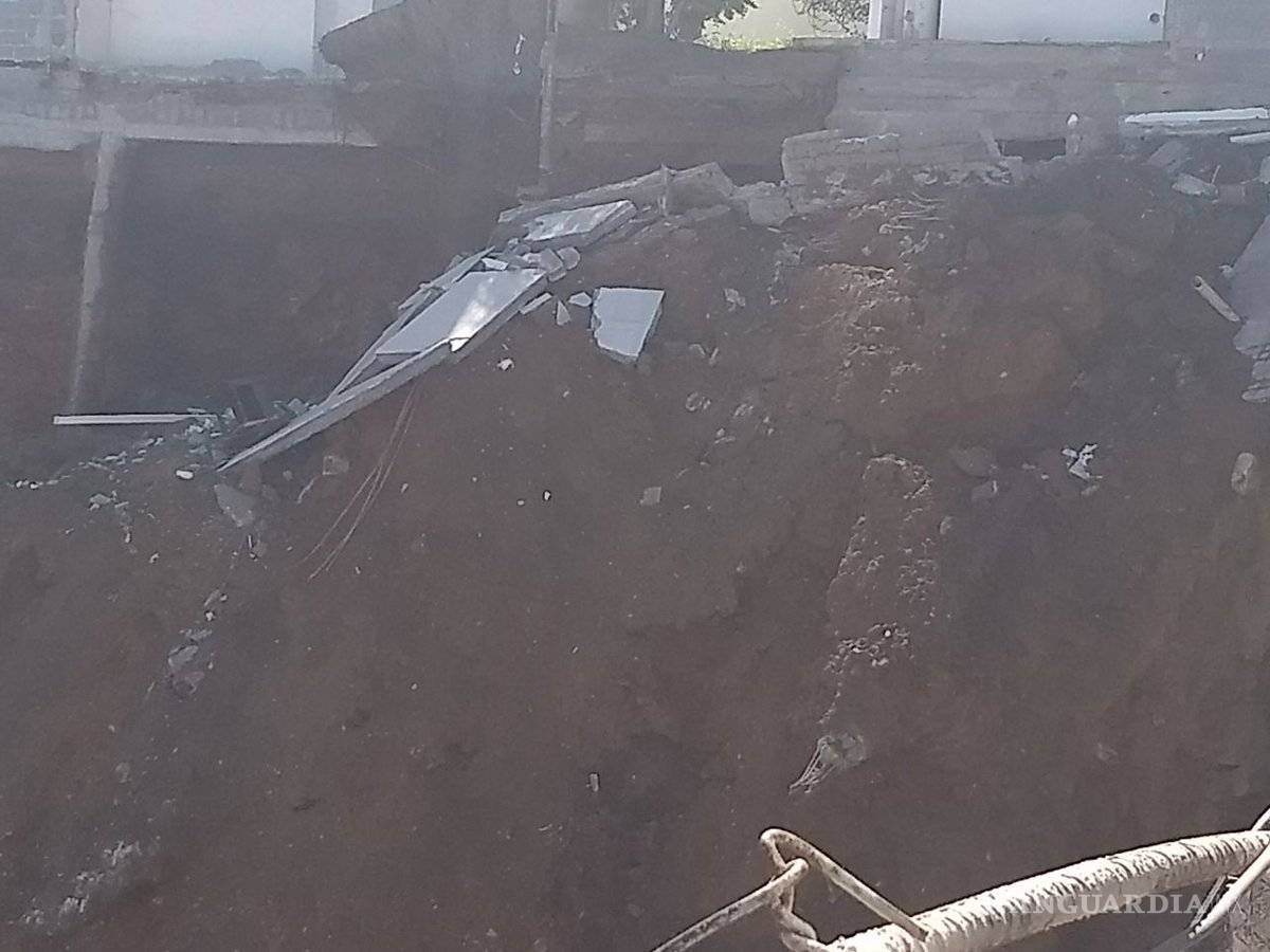 $!Derrumbe en casas de Monterrey deja una persona muerta, otra herida y una desaparecida