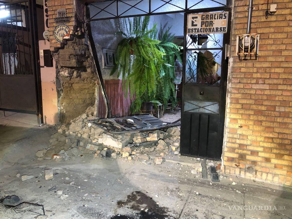 $!La dueña del domicilio llegó a un acuerdo para la reparación de los daños, por lo que la camioneta quedó en garantía de los mismos.