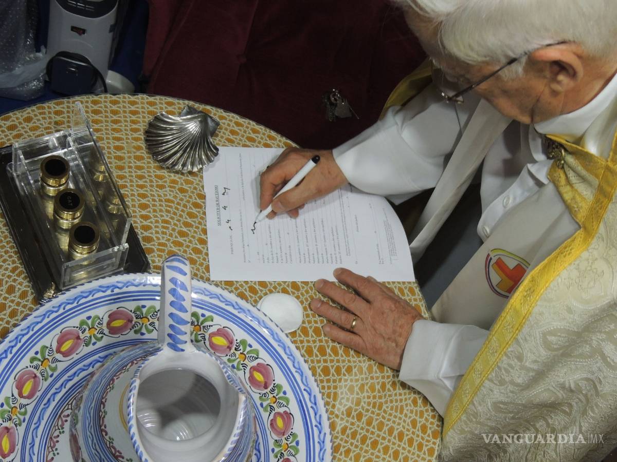 $!Sacerdote católico en Madrid ha bautizado a 15 hijos de parejas homosexuales