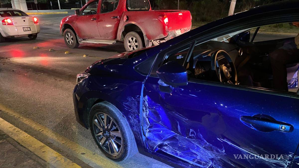 Se impacta contra auto estacionado tras brincar camellón en el V. Carranza