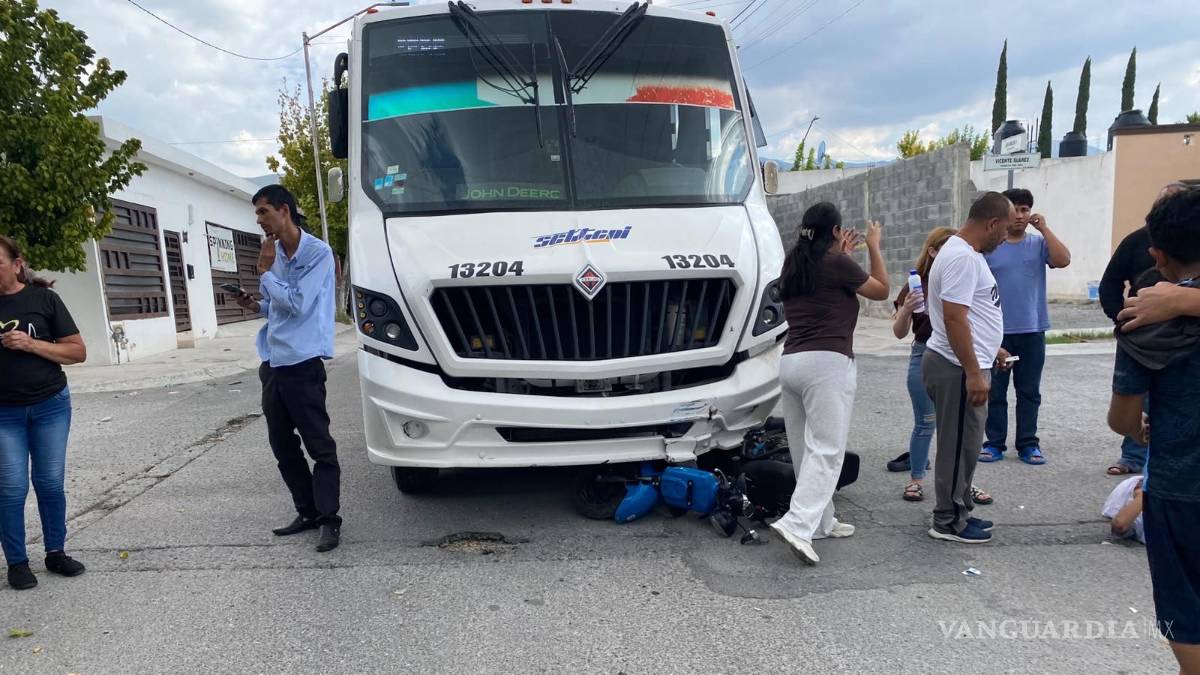 Menores en moto fueron atropellados por un transporte de personal, en Saltillo