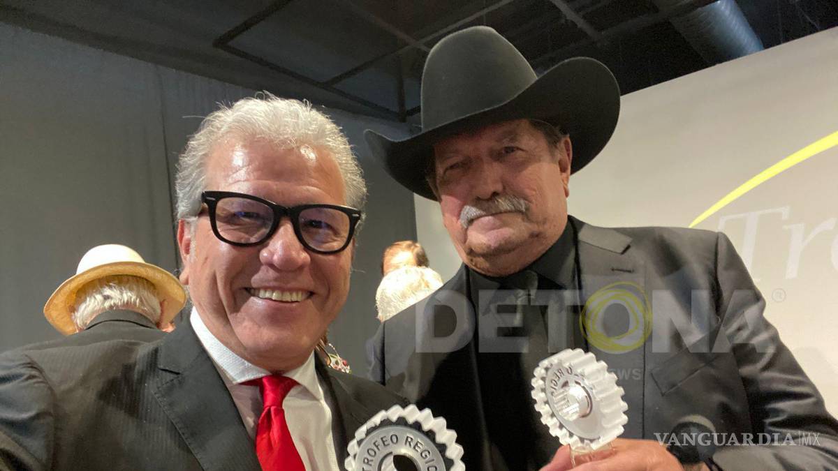 $!Don Oscar Flores, derecha, con el Trofeo Regio 2024, también recibido por Plácido Garza, director de DETONA.